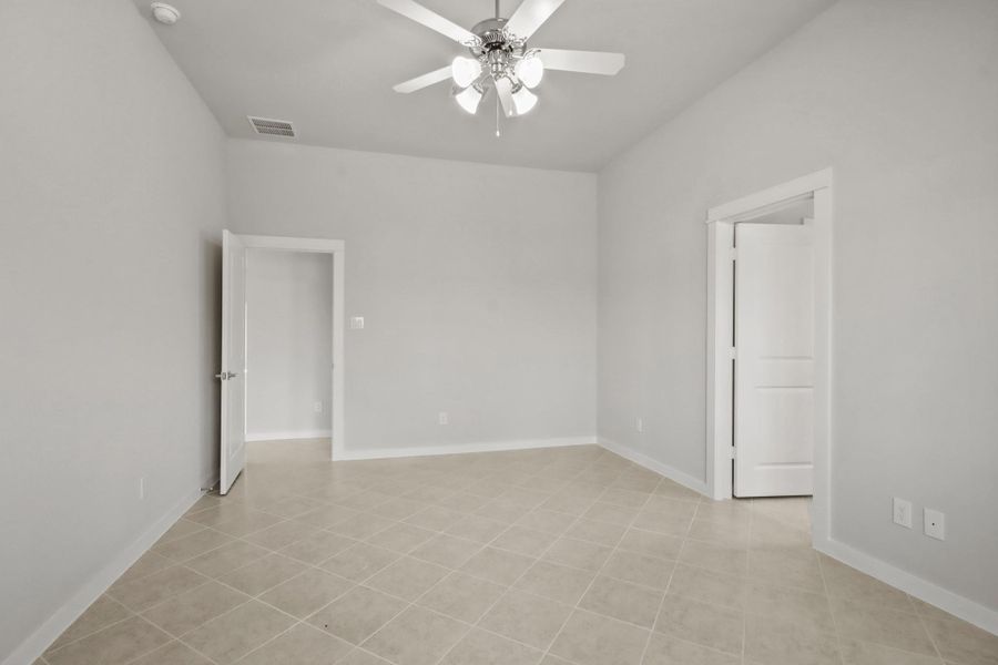 Spacious, unfurnished interior of a new home in Oakwood Ranch, Willis (Image 14).