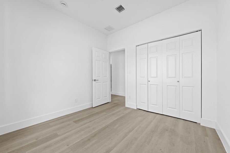 Spacious, unfurnished interior of a new home in , Fort Lauderdale (Image 14).