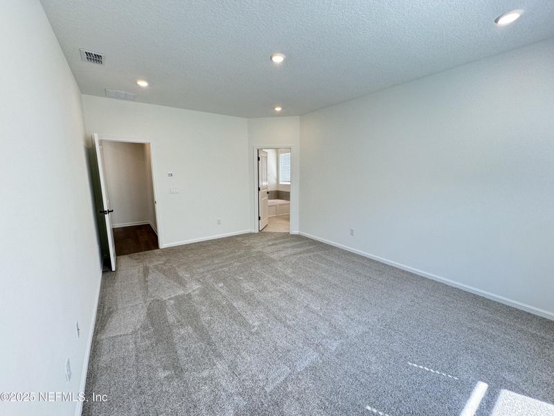 Spacious, unfurnished interior of a new home in , Green Cove Springs (Image 25).