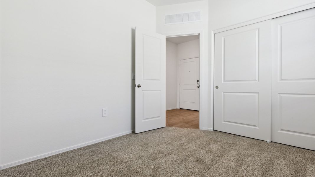 Spacious, unfurnished interior of a new home in Rio Rancho Estates, Wittmann (Image 23).