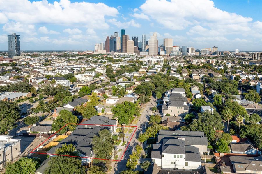 Centrally located, you are walking distance to Buffalo Bayou & White Oak Park/Trails, many new restaurants and retail. Minutes away from Downtown, Medical Center and the Galleria. All major freeways are easily accessible.