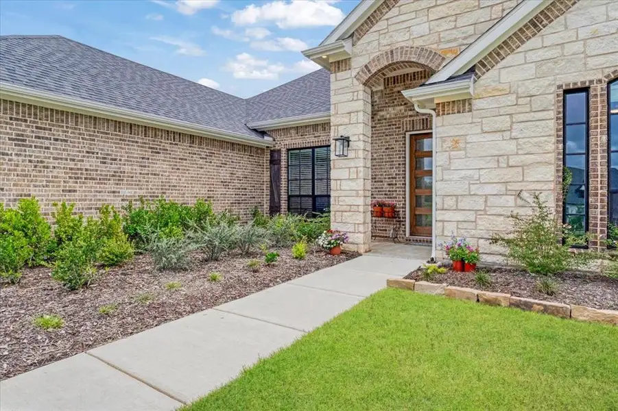 Exterior details and patio area of a home in King Crossing Estates, Van Alstyne (Image 3).