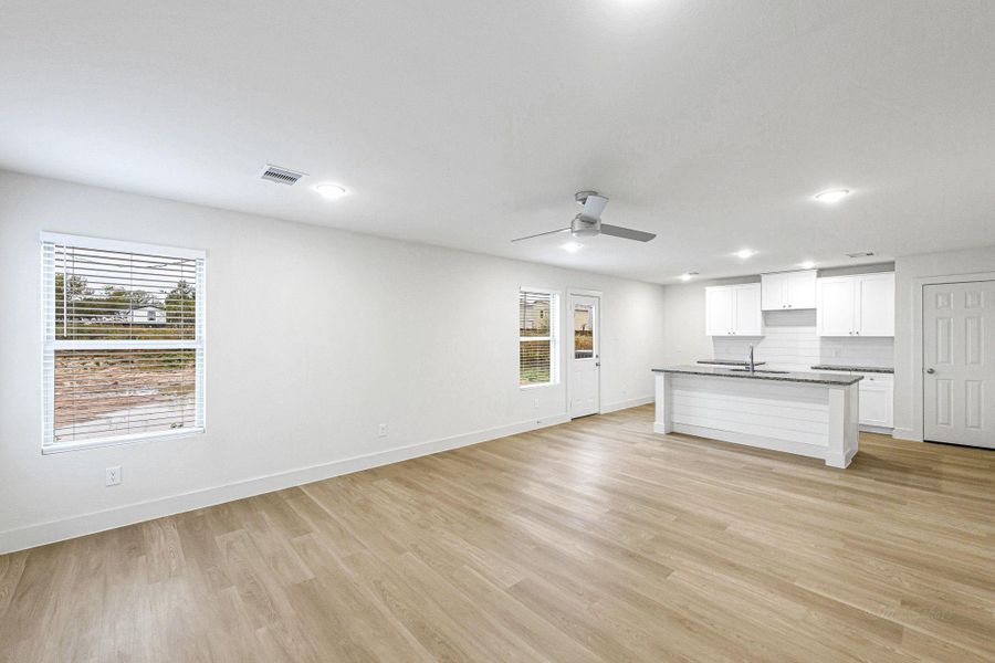 Spacious, unfurnished interior of a new home in , Hempstead (Image 12).