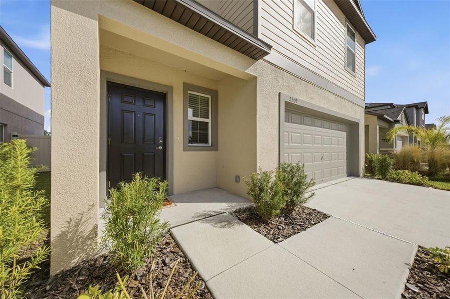 Exterior details and patio area of a home in , Plant City (Image 30).