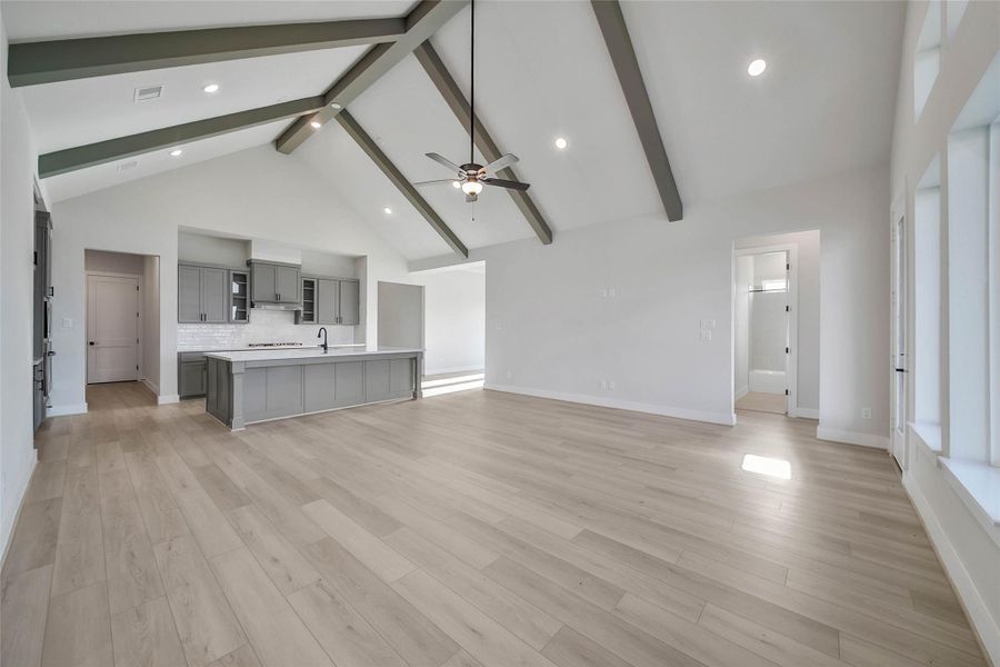 Spacious, unfurnished interior of a new home in Magnolia Bend, Rosharon (Image 22).