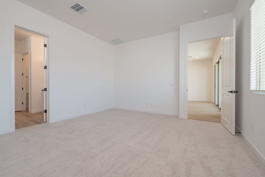 Spacious, unfurnished interior of a new home in Terraza, San Tan Valley (Image 9).