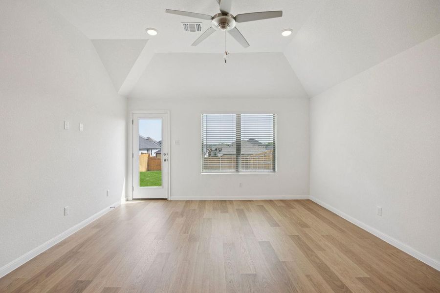 Spacious, unfurnished interior of a new home in Trinity Ranch, Elgin (Image 12).
