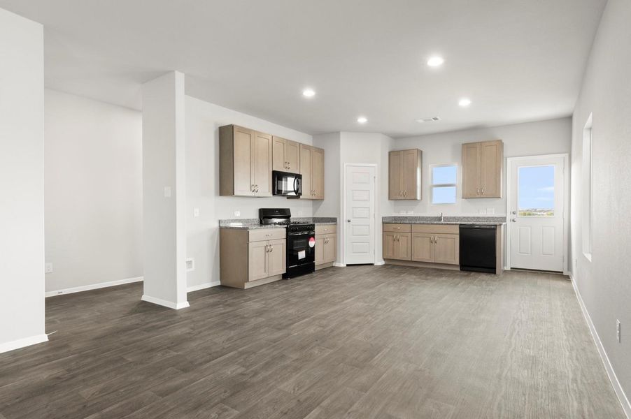 Spacious, unfurnished interior of a new home in Cloverleaf, Austin (Image 17).