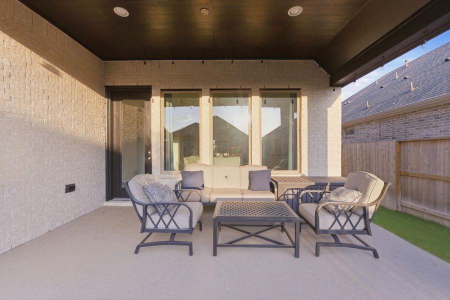 Exterior details and patio area of a home in Meridiana 40'/45', Manvel (Image 29).