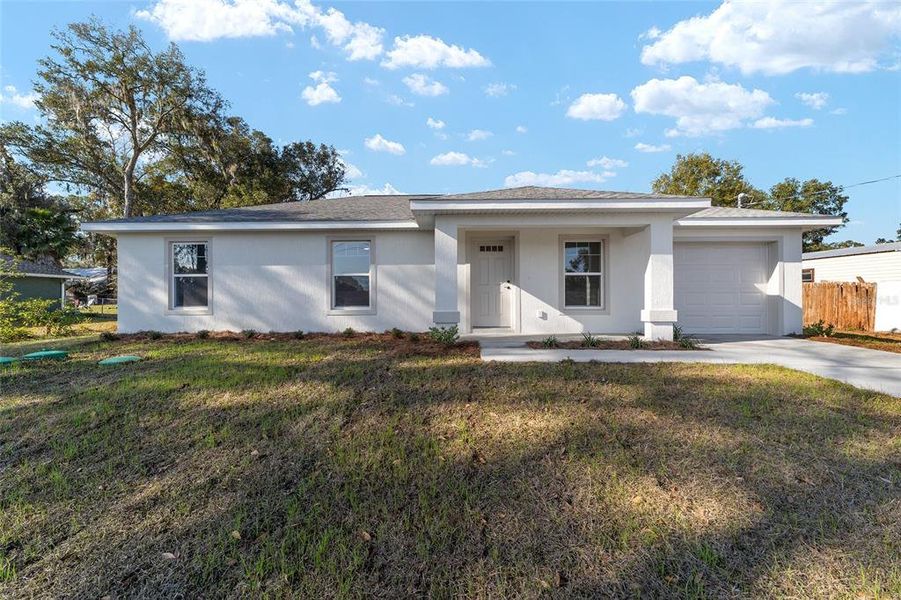 Exterior details and patio area of a home in , Ocala (Image 4).