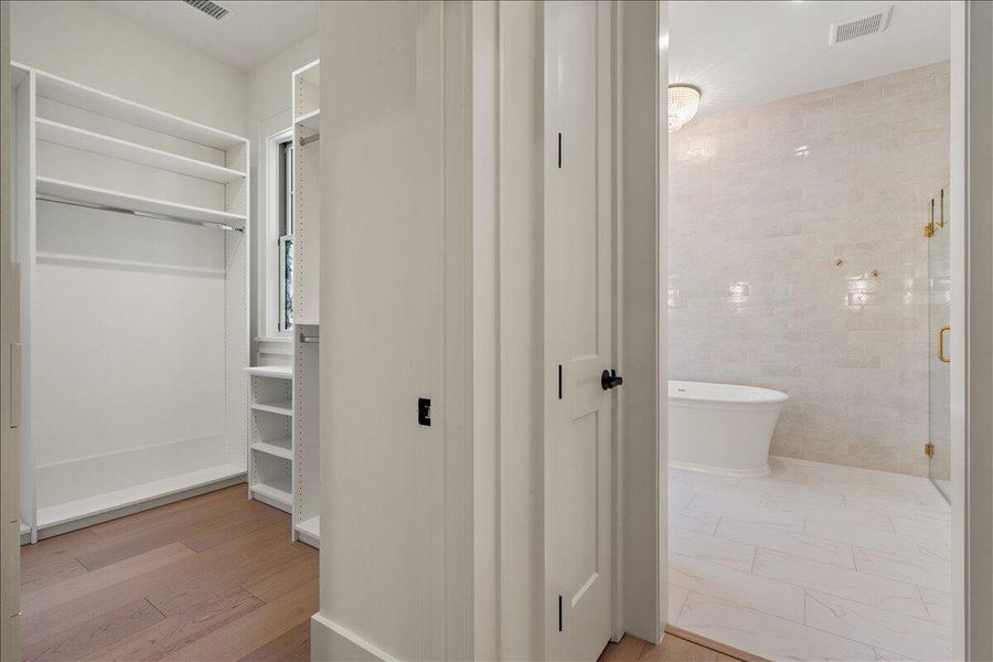 Spacious, unfurnished interior of a new home in , Kiawah Island (Image 25).