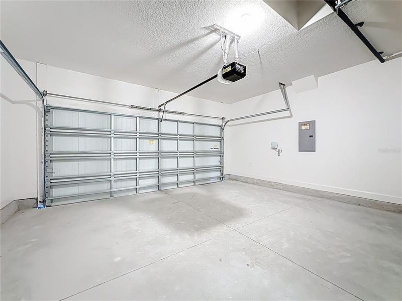 Spacious, unfurnished interior of a new home in , Middleburg (Image 23).