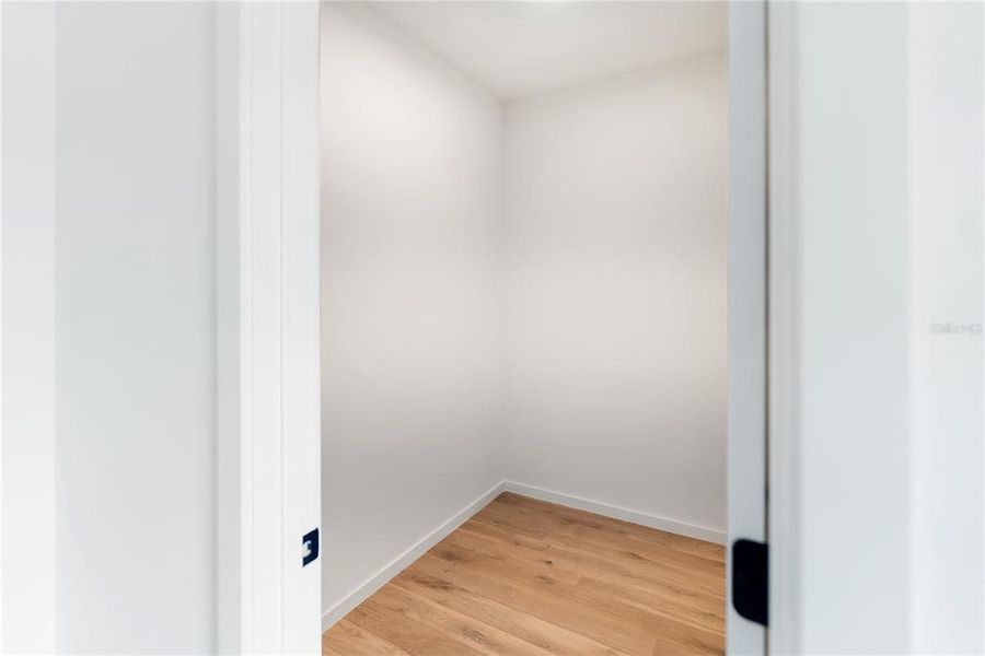 Spacious, unfurnished interior of a new home in , Sarasota (Image 40).