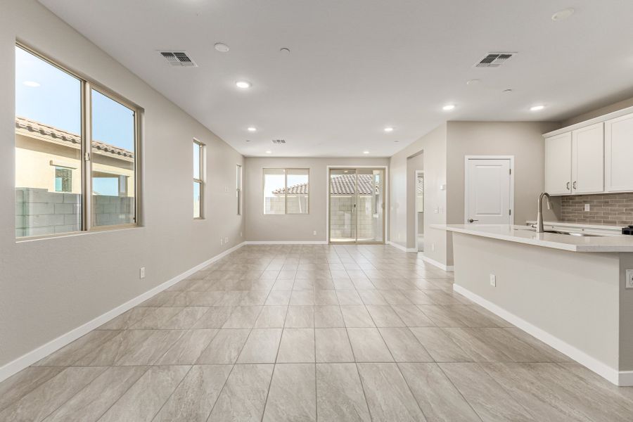 Spacious, unfurnished interior of a new home in Mira Vista at Victory, Buckeye (Image 9).