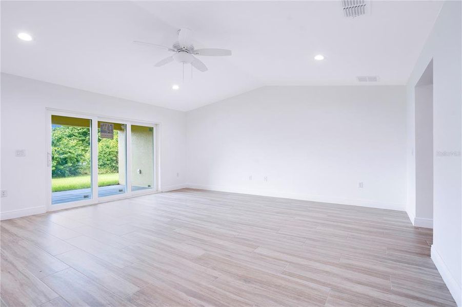 Spacious, unfurnished interior of a new home in , Palm Bay (Image 15).