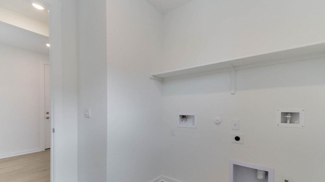 Spacious, unfurnished interior of a new home in Rosenbusch Ranch, Leander (Image 8).