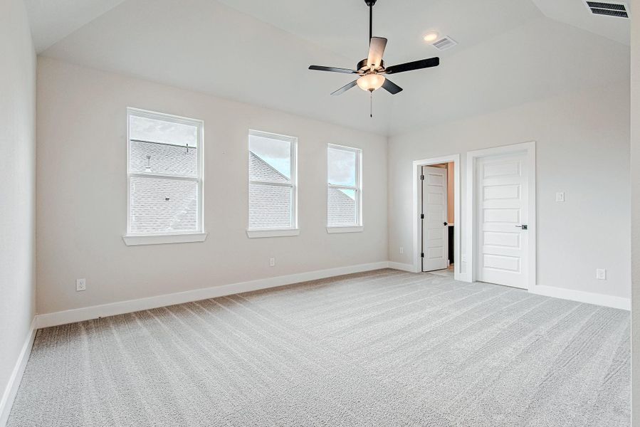 Secondary bedroom with ample space and natural light.