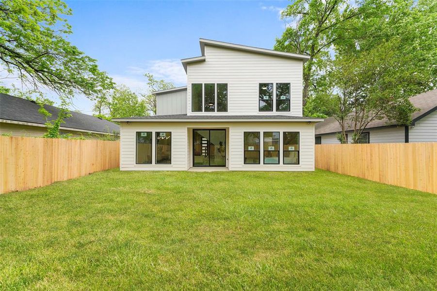 Exterior details and patio area of a home in , Dallas (Image 3).