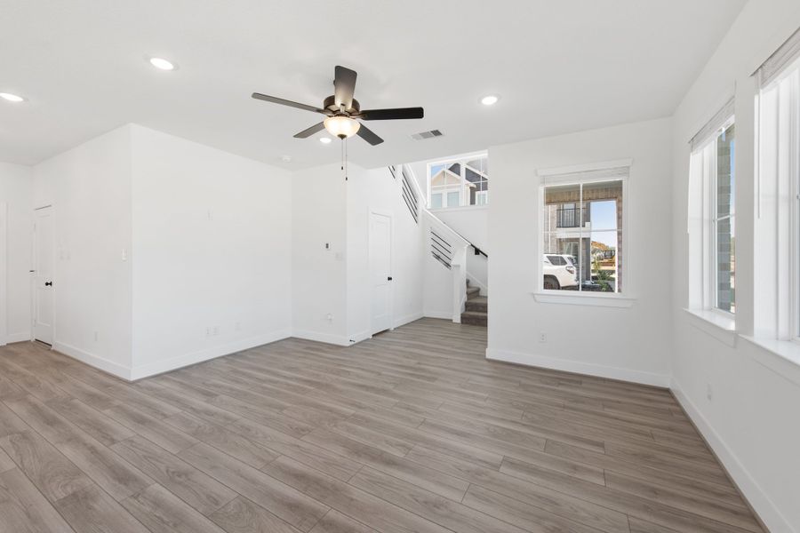 Spacious, unfurnished interior of a new home in Sienna, Missouri City (Image 31).