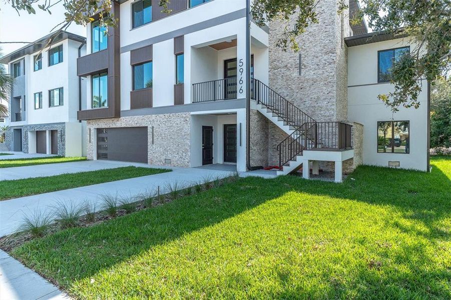 Exterior details and patio area of a home in , St. Petersburg (Image 28).