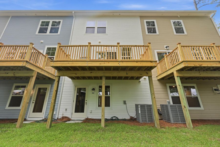 Exterior details and patio area of a home in Rhetts Cove, Johns Island (Image 3).