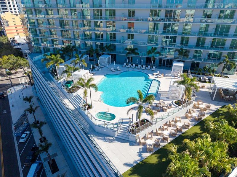 Condo located in St. Petersburg, FL showcasing its design and architecture (Image 38).