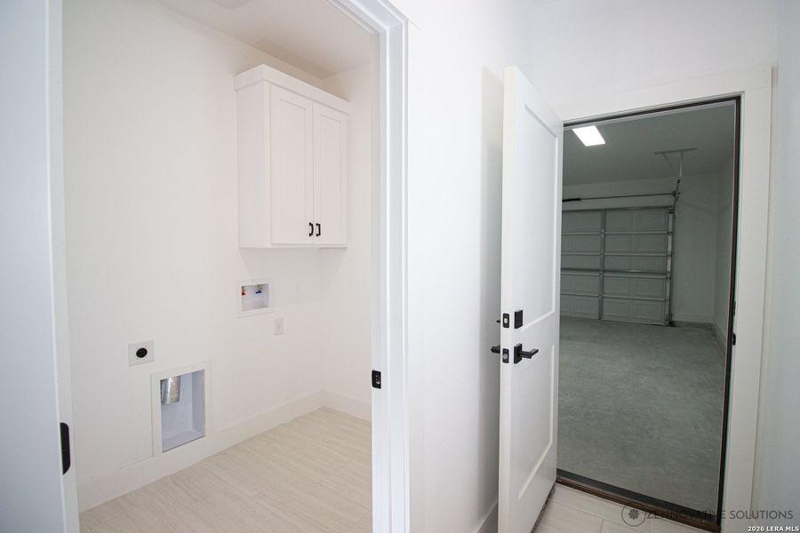 Spacious, unfurnished interior of a new home in , Canyon Lake (Image 18).
