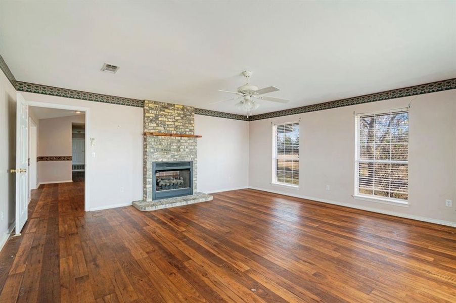 Spacious, unfurnished interior of a new home in , Paris (Image 16).