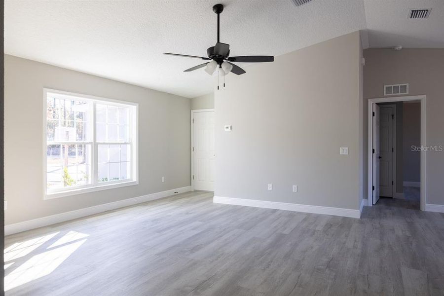 Spacious, unfurnished interior of a new home in , Citrus Springs (Image 28).