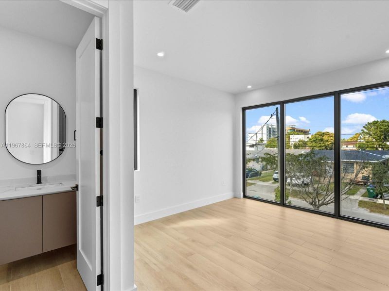 Spacious, unfurnished interior of a new home in , Miami (Image 42).