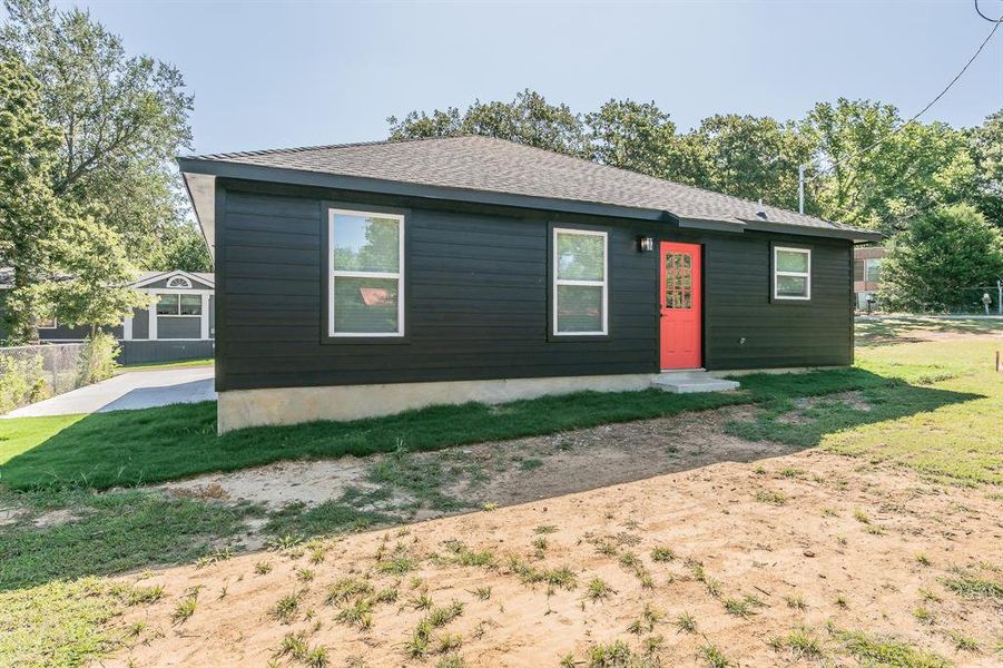 Exterior details and patio area of a home in , Alvarado (Image 3).