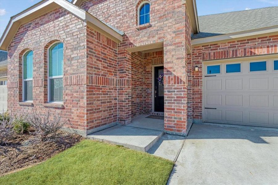 Exterior details and patio area of a home in Hurricane Creek, Anna (Image 4).