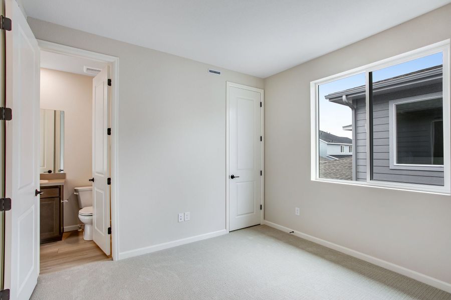 Spacious, unfurnished interior of a new home in Sugar Mill Village, Longmont (Image 14).
