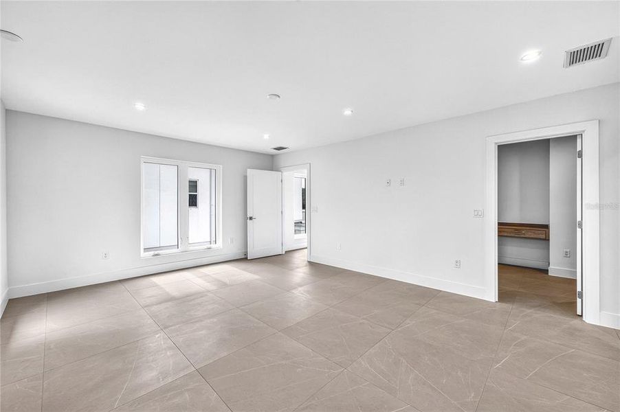 Spacious, unfurnished interior of a new home in , Sarasota (Image 62).