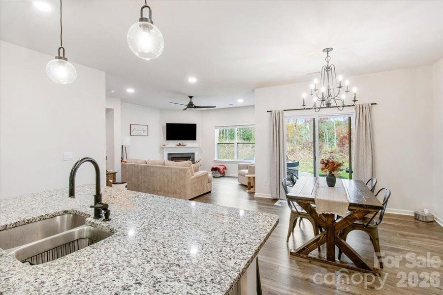 Open living space, highlighting the natural light and comfortable layout. Open living space, highlighting the natural light and comfortable layout.