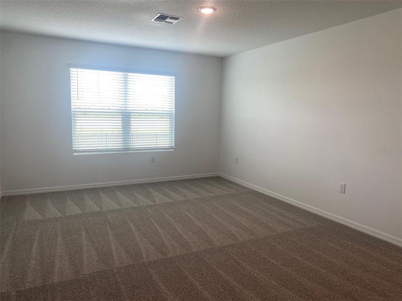 Spacious, unfurnished interior of a new home in Hodges Reserve, Howey-in-the-Hills (Image 11).