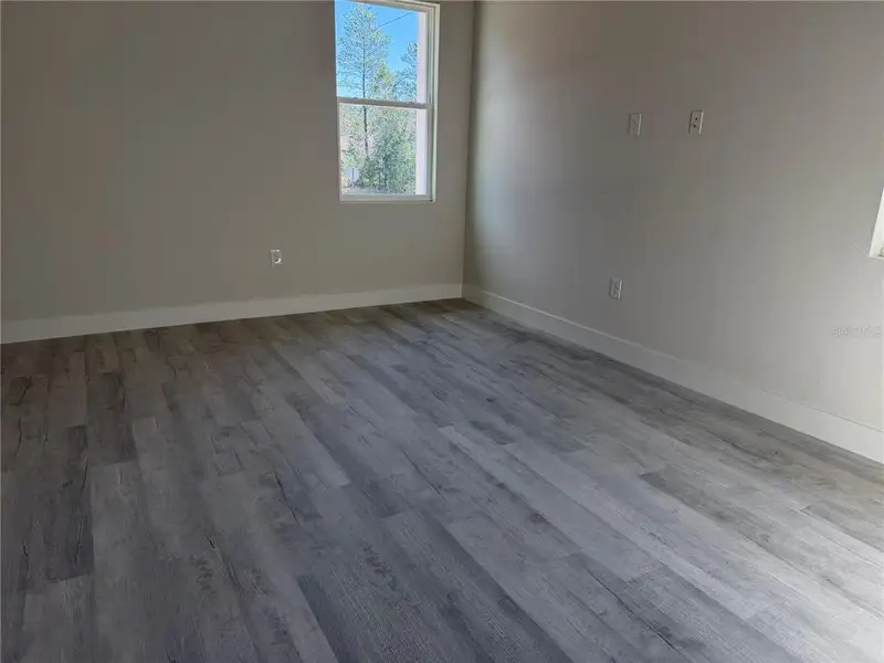 Spacious, unfurnished interior of a new home in , Dunnellon (Image 6).