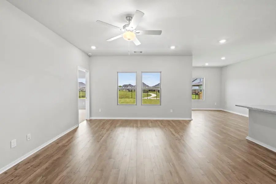 Spacious, unfurnished interior of a new home in Laurel Landing, Alvin (Image 17).