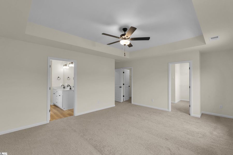 Spacious, unfurnished interior of a new home in Sedona, Greenville (Image 18).