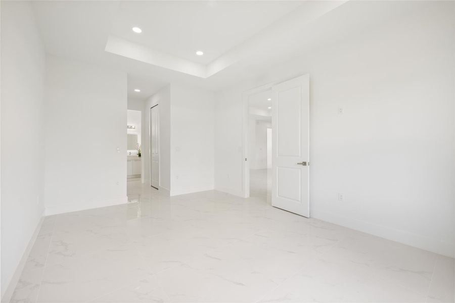 Spacious, unfurnished interior of a new home in , Lehigh Acres (Image 19).