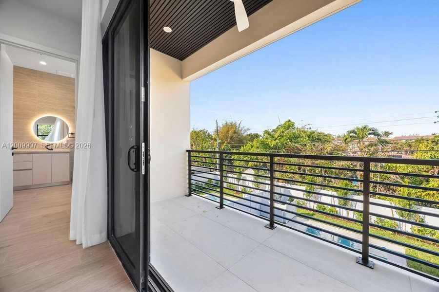 Exterior details and patio area of a home in , Fort Lauderdale (Image 4).