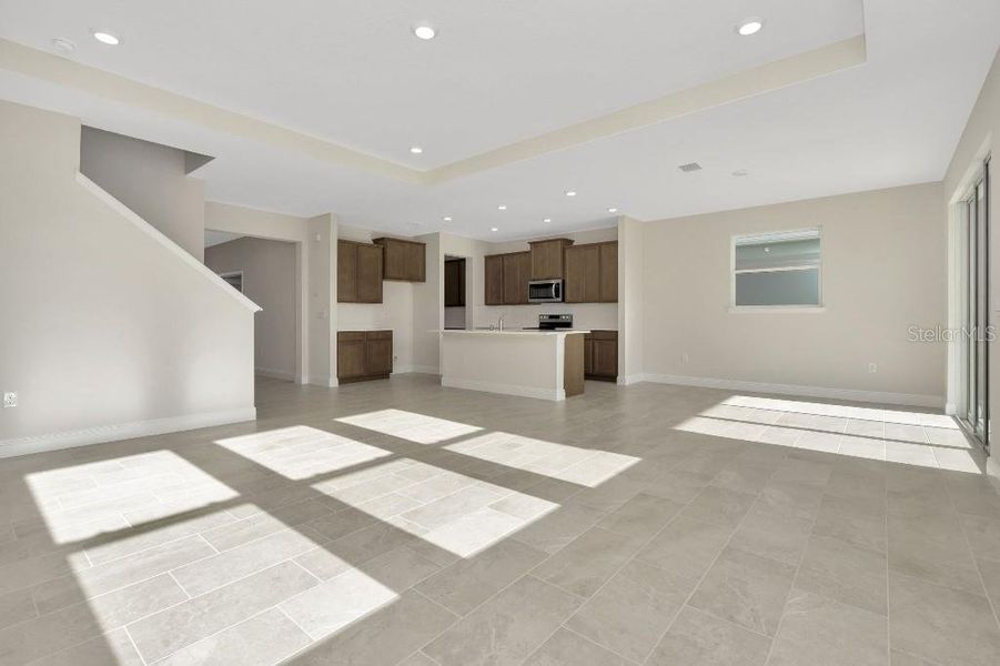 Spacious, unfurnished interior of a new home in Mangrove Manor, Apollo Beach (Image 27).