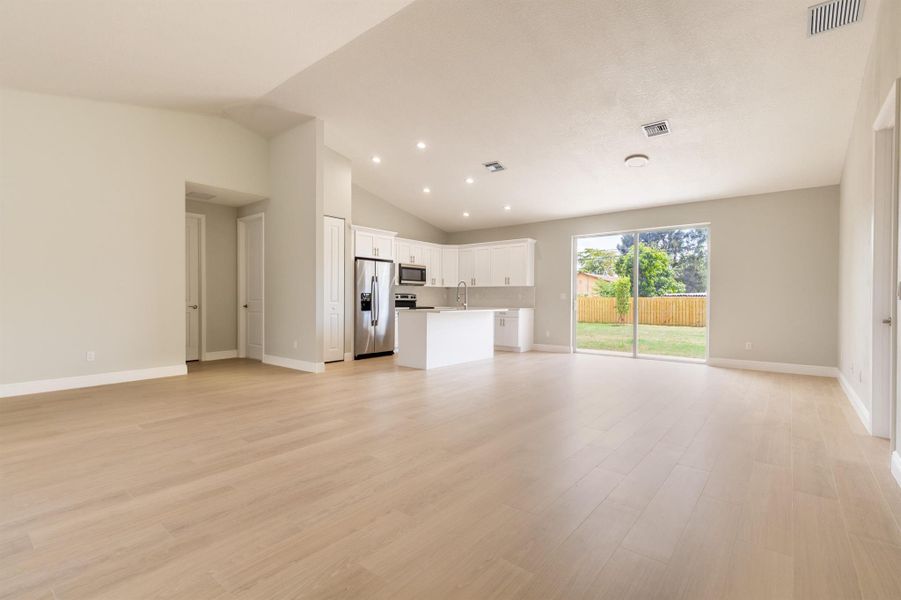 Spacious, unfurnished interior of a new home in , West Palm Beach (Image 12).