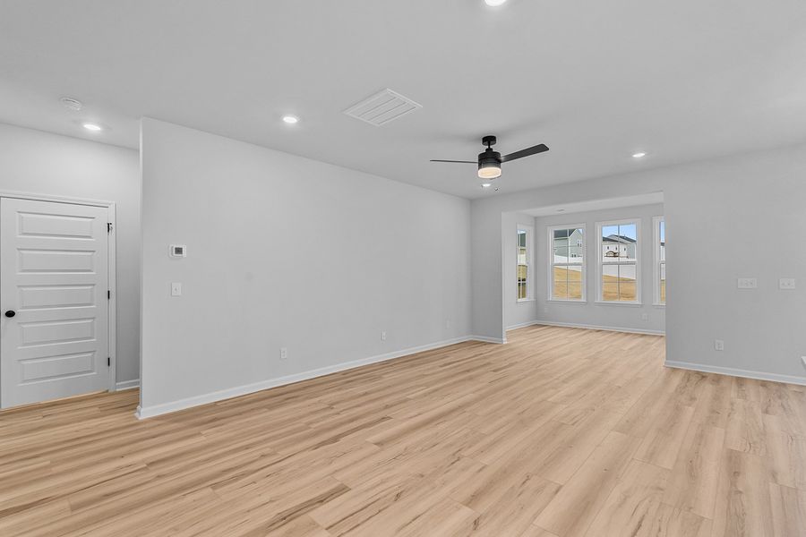 Spacious, unfurnished interior of a new home in Fieldstone, Lexington (Image 31).