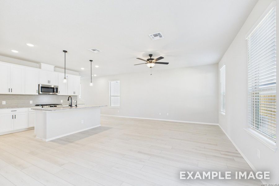 Spacious, unfurnished interior of a new home in Cedar Heights, San Antonio (Image 18).