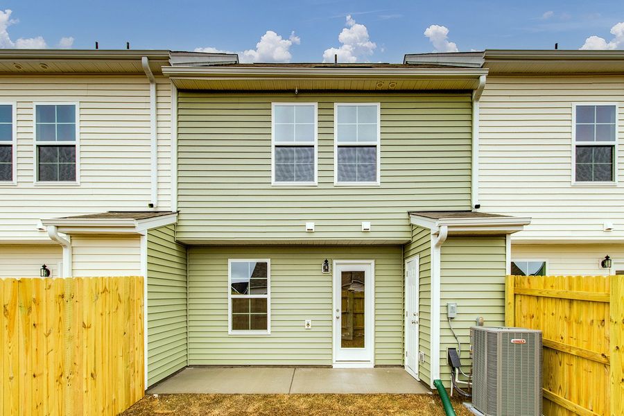 Exterior details and patio area of a home in Astoria, Columbia (Image 19).