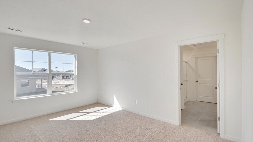 Spacious, unfurnished interior of a new home in The Ridge at Lorson Ranch, Colorado Springs (Image 10).