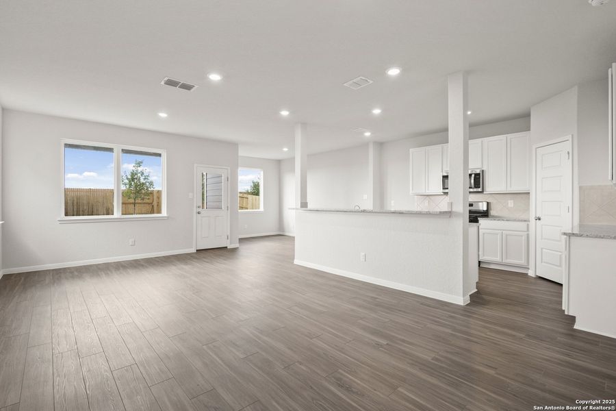 Spacious, unfurnished interior of a new home in Timber Creek, San Antonio (Image 25).