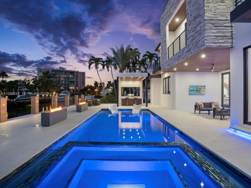 Exterior details and patio area of a home in , Fort Lauderdale (Image 27).