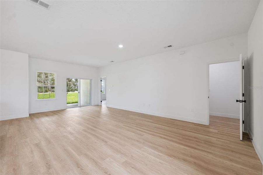 Spacious, unfurnished interior of a new home in , Ocala (Image 23).
